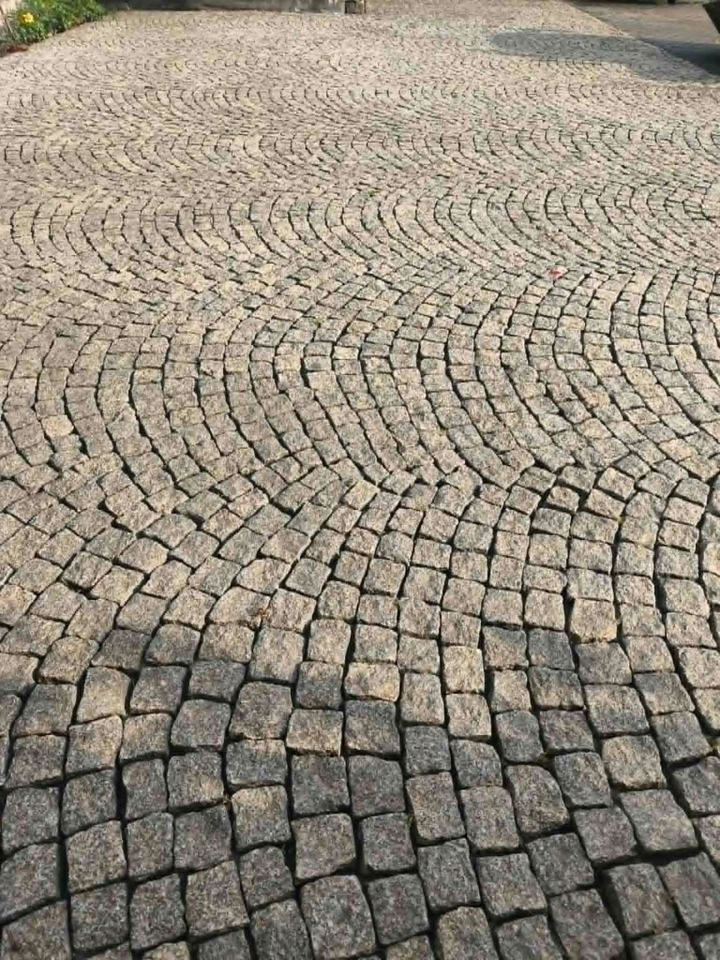 Kostka granitowa przed i po myciu – po