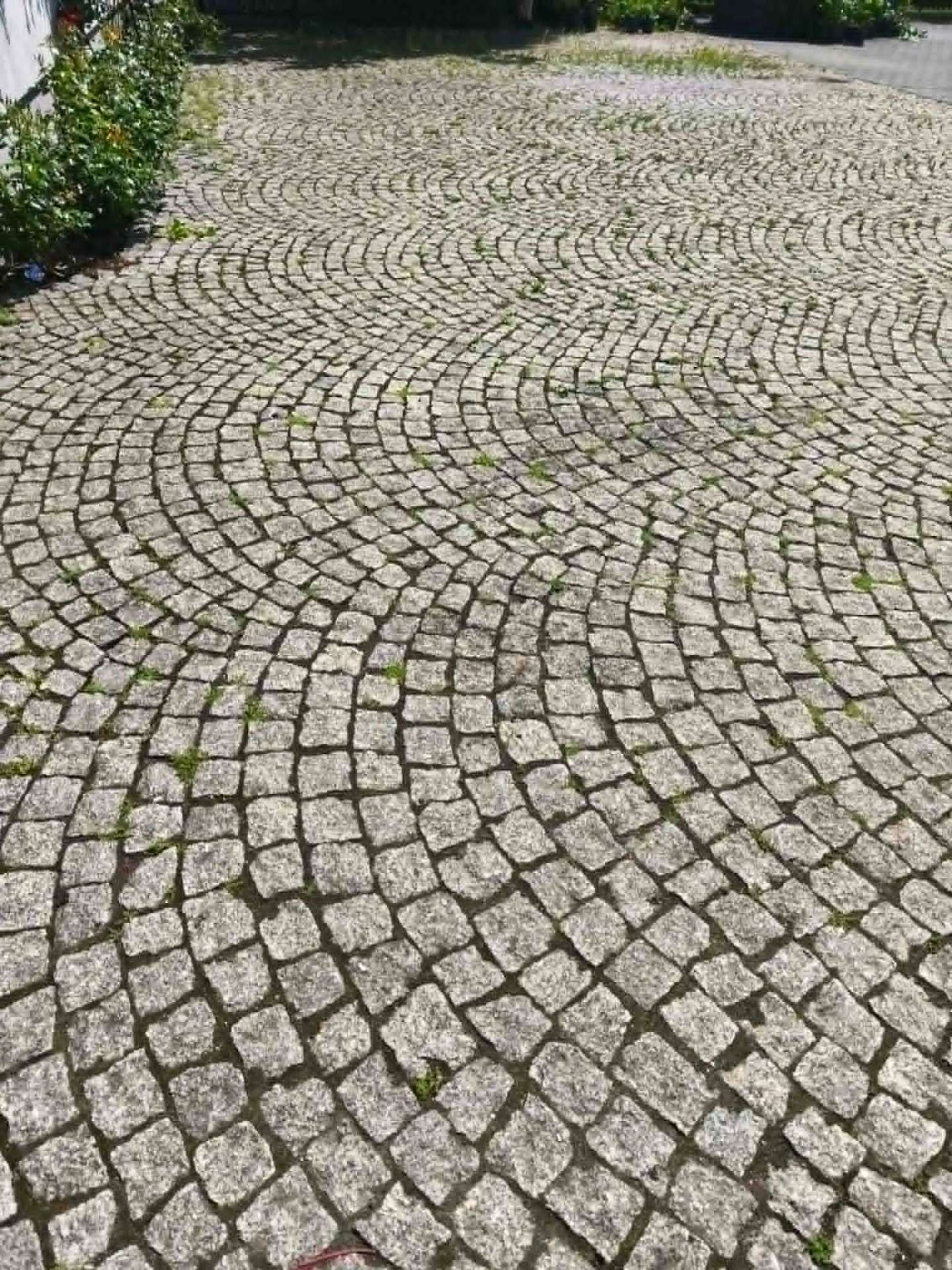 Kostka granitowa przed i po myciu – przed